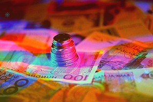支付、投融资、储备、计价等功能持续增强人民币国际化稳慎推进